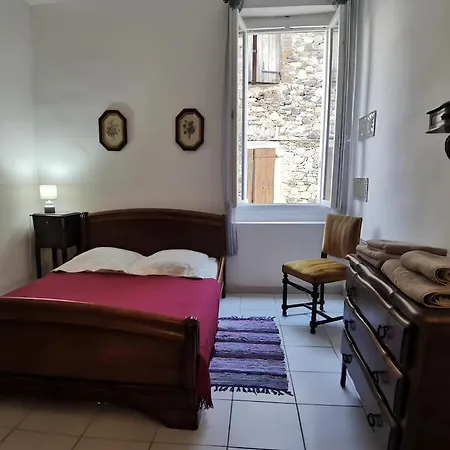 Maison De Village Au Bord De L'eau *