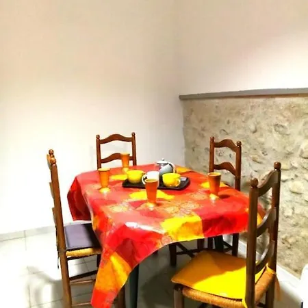 Maison De Village Au Bord De L'eau