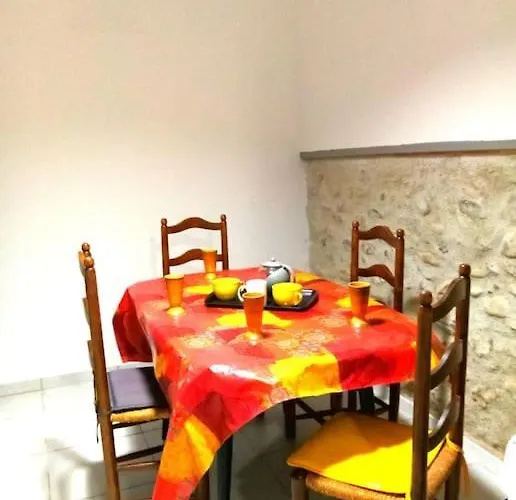 Maison De Village Au Bord De L'eau
